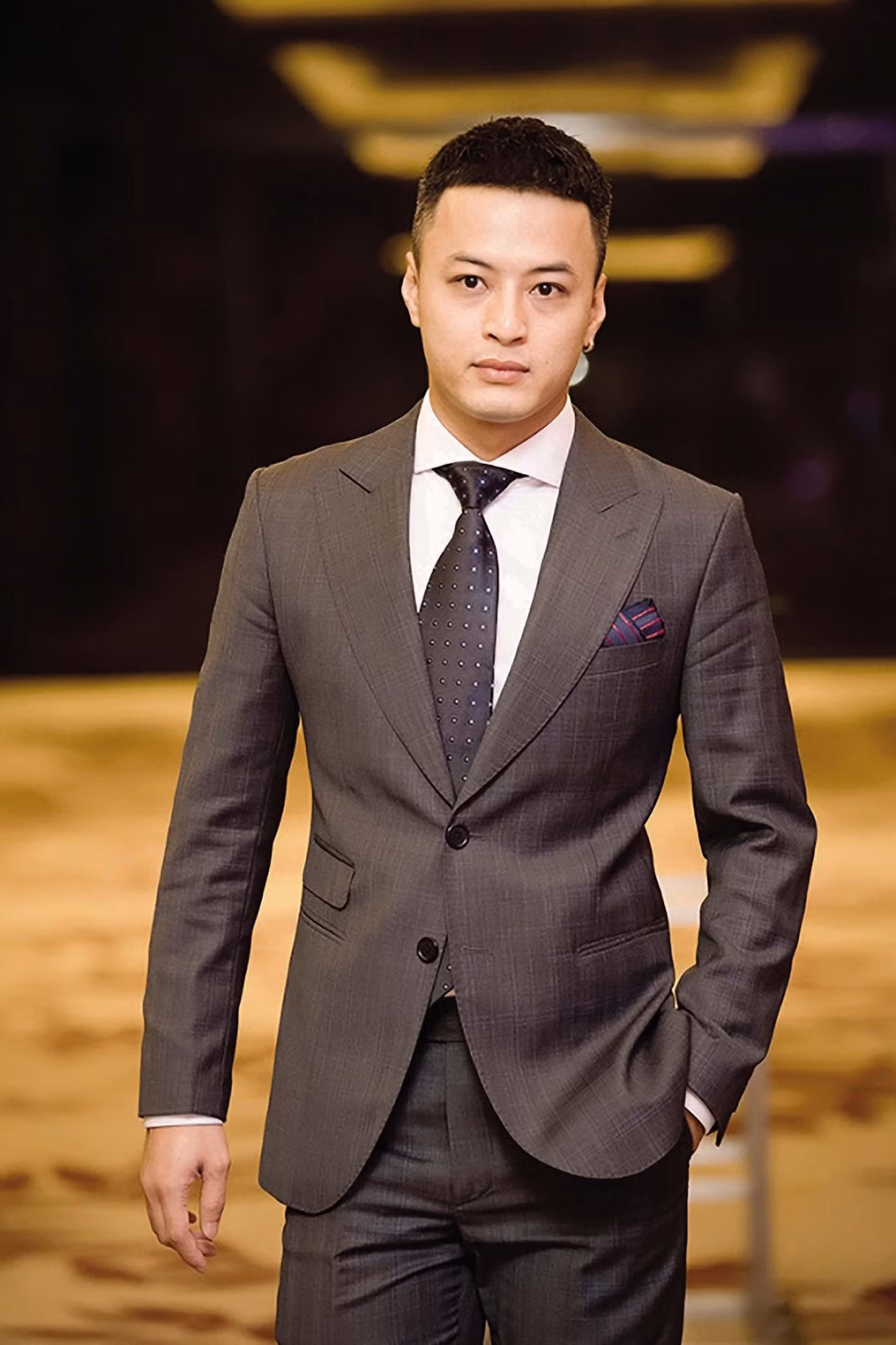 Hàng loạt nghệ sĩ Việt vướng bê bối trong năm qua như Hồng Đăng, Hiền Hồ, Hồ Hoài Anh, Hữu Tín... có tên trong danh sách được Google thống kê. Hồng Đăng đứng đầu danh sách top 10 nhân vật có xu hướng tìm kiếm nổi bật nhất 2022. Cuối tháng 6, diễn viên vướng ồn ào đời tư ở Tây Ban Nha. Thời điểm đó, Hồng Đăng hứng chịu nhiều chỉ trích từ công chúng bởi anh đang là một trong những ngôi sao nổi tiếng bậc nhất của màn ảnh nhỏ phía Bắc. Vai diễn Đức trong Thương ngày nắng về của anh không còn xuất hiện ở chặng cuối phim. Sau thời gian sóng gió, Hồng Đăng trở về Việt Nam và vẫn cập nhật cuộc sống cùng gia đình trên mạng xã hội.