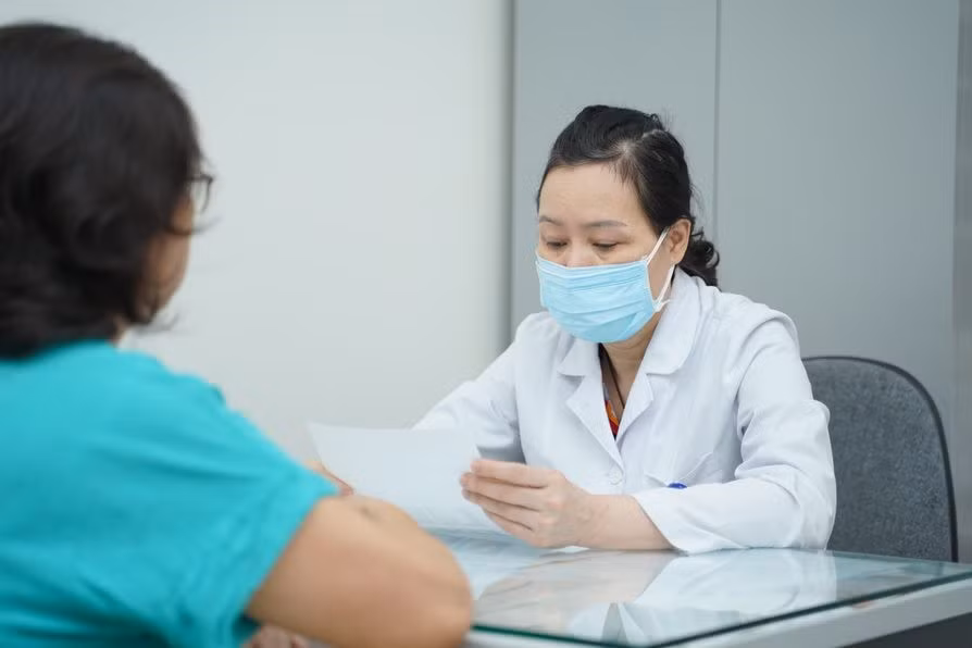 PGS.TS Nguyễn Thị Hoài An thăm khám cho người bệnh. Ảnh: Hải Phạm
