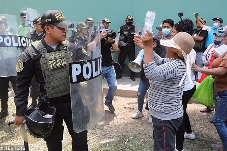 Người dân Peru biểu tình hôm 14/12. Ảnh: Reuters