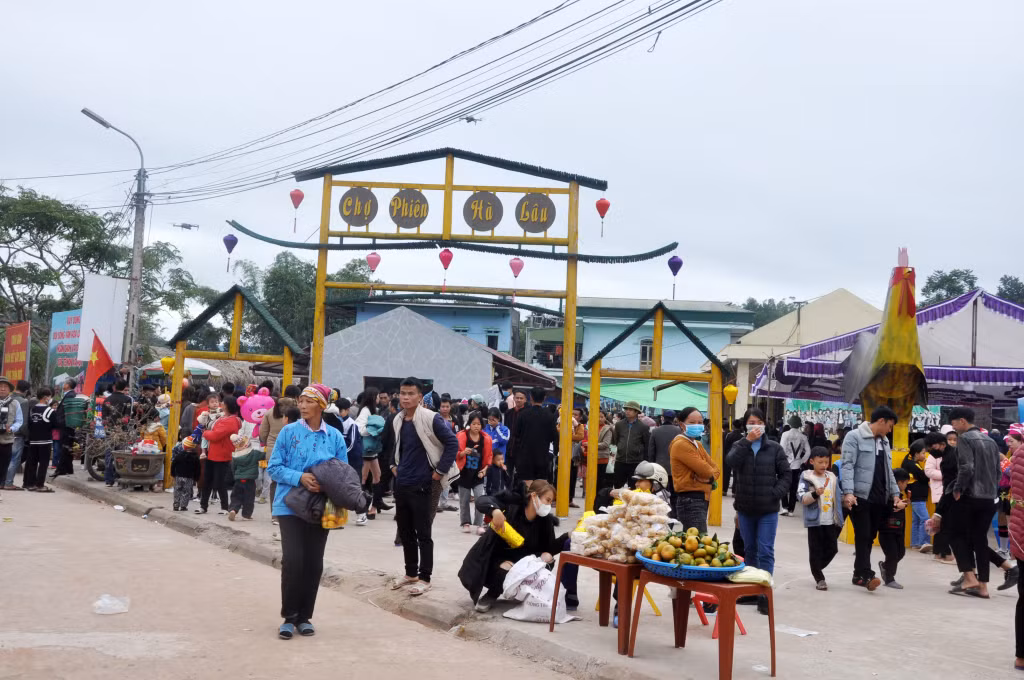 Chợ phiên Hà Lâu được mở lại sau 2 năm tạm dừng do dịch Covid-19, thu hút đông đảo người dân, du khách.