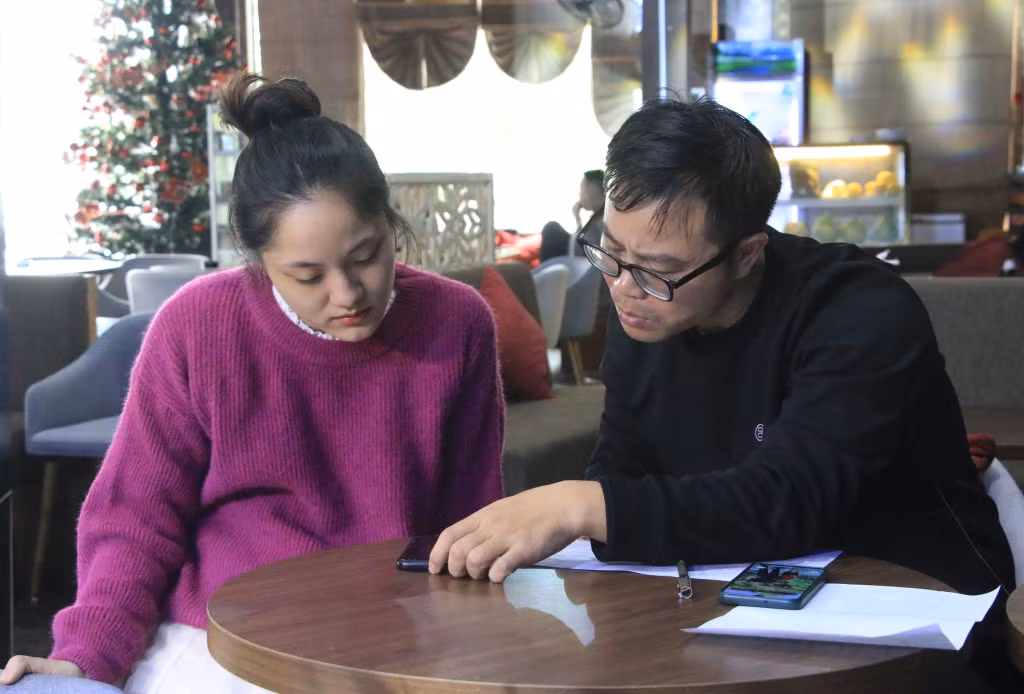 Thí sinh được chuyên gia ngôn ngữ của Trung tâm Truyền thông tỉnh hướng dẫn cách phát âm chuẩn tiếng Trung.