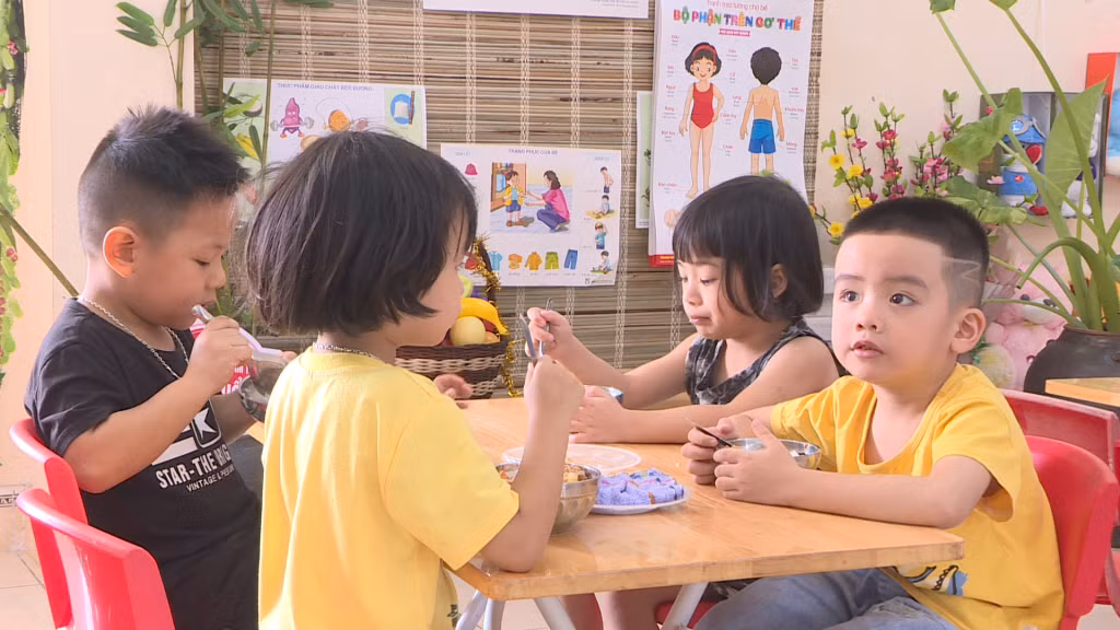 Bữa ăn trưa của học sinh Trường Mầm non Cẩm Thịnh (TP Cẩm Phả).