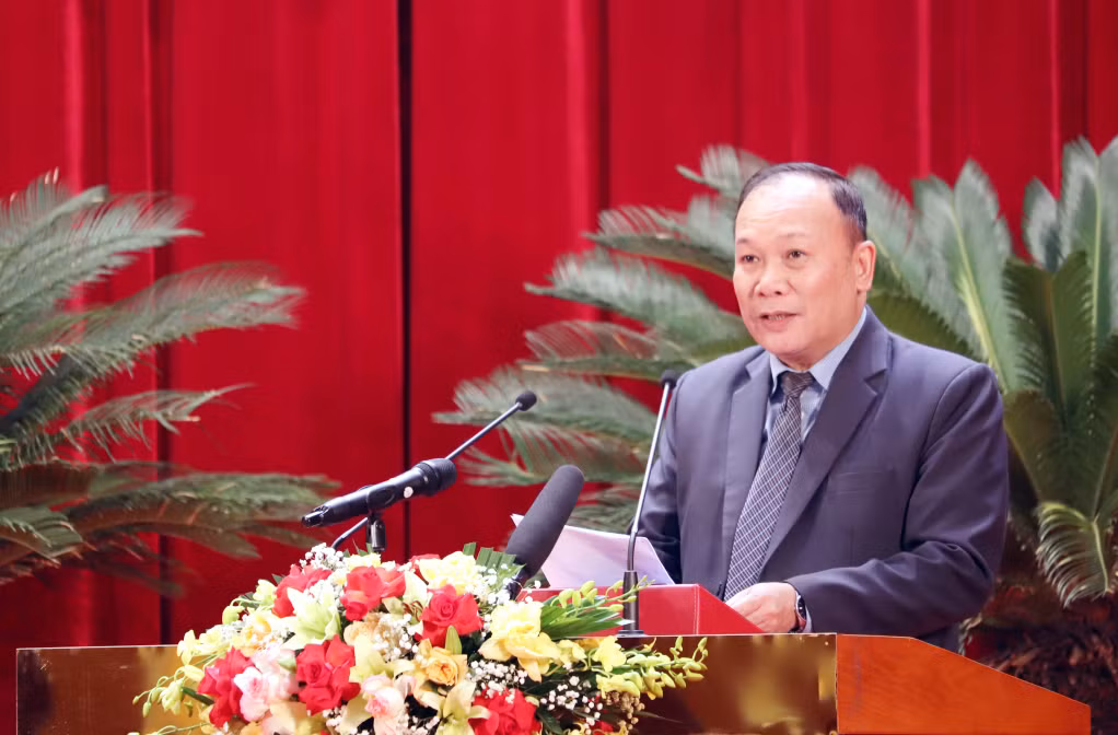 Đồng chí Nguyễn Hoài Sơn, Giám đốc Sở Lao động, Thương binh và Xã hội, trình bày tờ trình tại Kỳ họp.