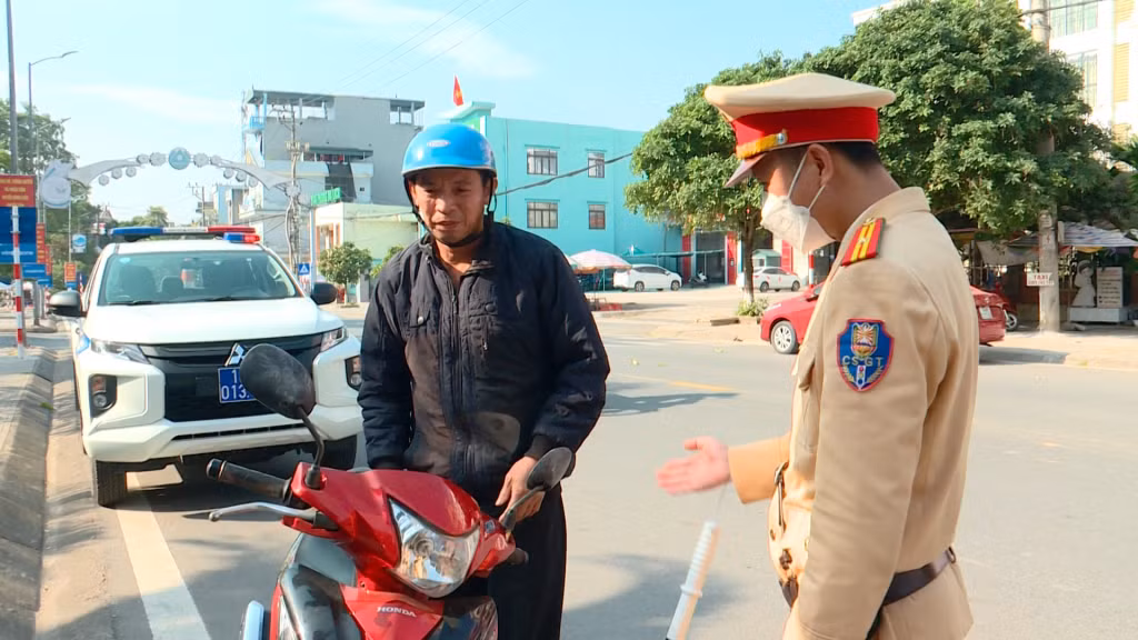 Công an huyện Bình Liêu kiểm tra hành chính người điều khiển phương tiện tham gia giao thông trên địa bàn.