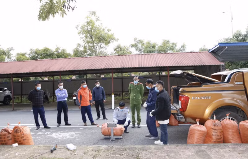Kiểm đếm tang vật tại cơ quan chức năng.