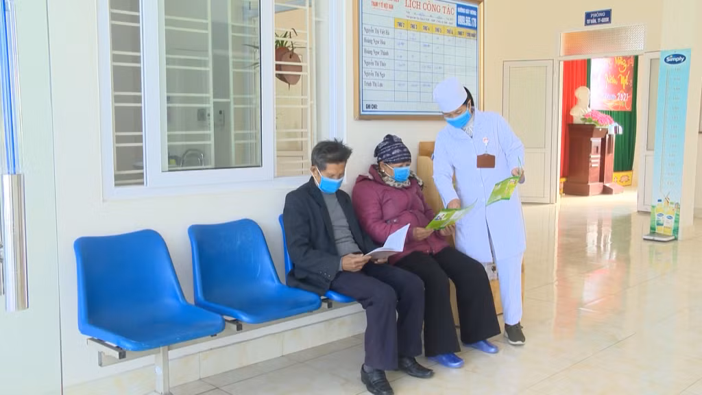 Nhân viên y tế tuyên truyền về ý nghĩa của tiêm chủng vắc xin phòng Covid-19 mũi 4 cho người cao tuổi.