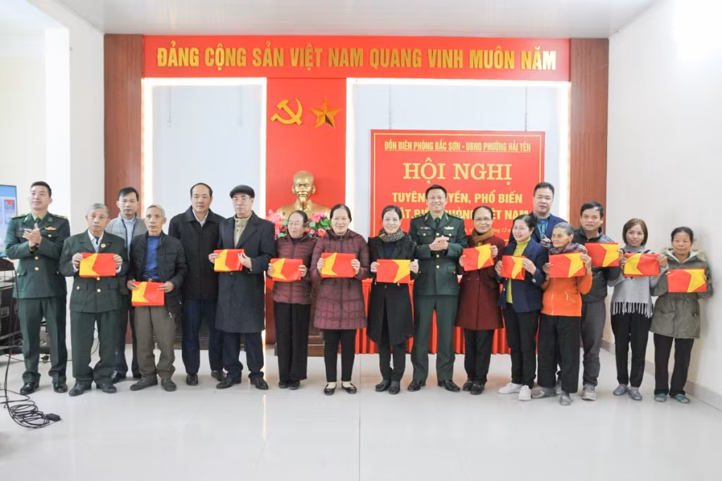 Đồn Biên phòng Bắc Sơn trao tặng cờ Tổ quốc cho người dân phường Hải Yên.