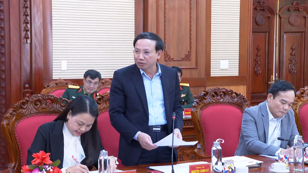 Đồng chí Nguyễn Xuân Ký, Ủy viên Trung ương Đảng, Bí thư Tỉnh ủy, Chủ tịch HĐND tỉnh, Bí thư Đảng ủy Quân sự tỉnh Quảng Ninh phát biểu tham luận tại hội nghị.