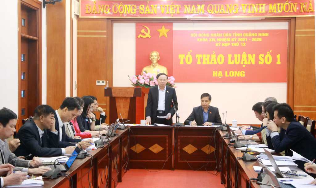 Đồng chí Nguyễn Xuân Ký, Ủy viên Trung ương Đảng, Bí thư Trung ương Đảng, Chủ tịch HĐND tỉnh, phát biểu tại Tổ thảo luận số 1.