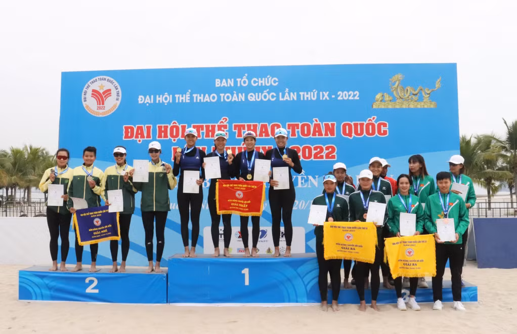 Ban tổ chức trao huy chương cho các đoàn đạt giải ở nội dung bóng chuyền bãi biển nữ.