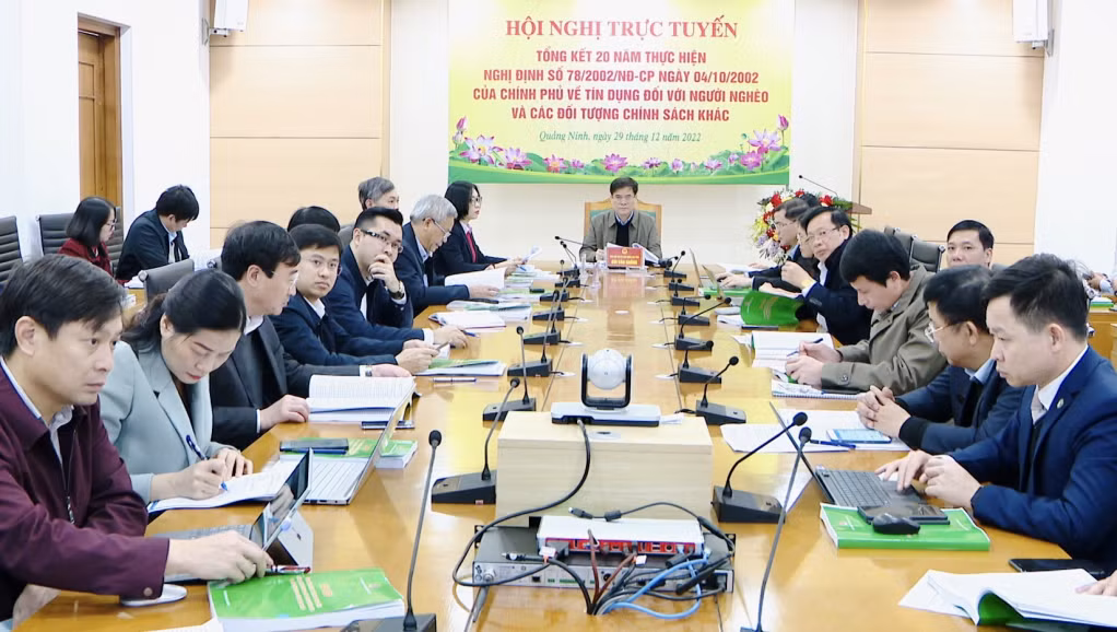 Đồng chí Bùi Văn Khắng, Phó Chủ tịch UBND tỉnh, cùng đại diện các sở, ngành, địa phương dự hội nghị tại điểm cầu của tỉnh.