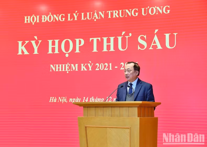 Đồng chí Nguyễn Văn Thành đọc tóm tắt dự thảo Báo cáo tổng kết. (Ảnh: THỦY NGUYÊN)