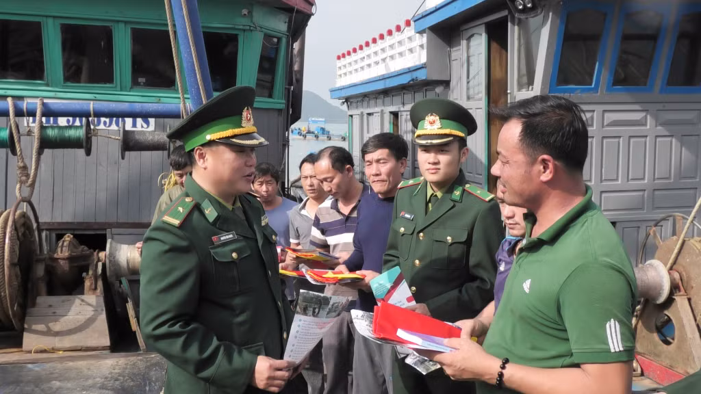 Cán bộ Hải đoàn Biên phòng 38 tuyên truyền pháp luật cho ngư dân.