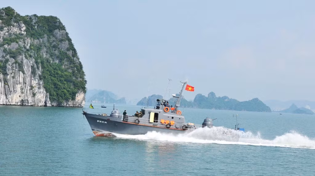 Một đơn vị tàu thuộc Hải đoàn Biên phòng 38 làm nhiệm vụ tuần tra, kiểm soát trên biển.