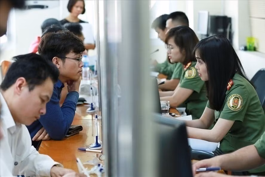 Năm 2023, sổ hộ khẩu giấy sẽ không còn giá trị sử dụng khi tham gia các giao dịch, thủ tục hành chính. Ảnh minh hoạ: Hải Nguyễn.