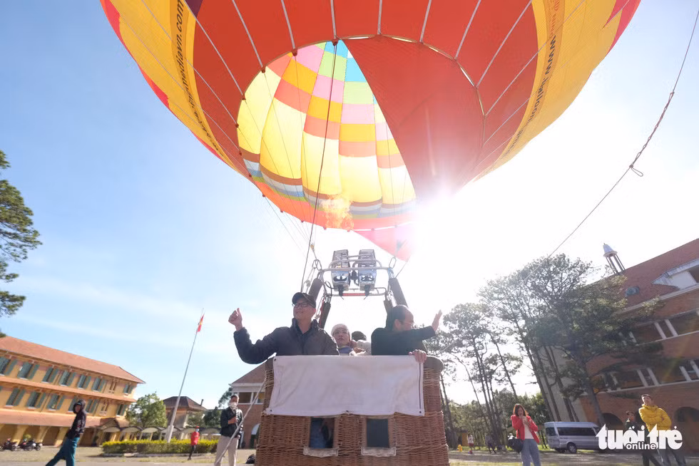 Đà Lạt có tour ngắm thành phố từ khinh khí cầu - Ảnh 4.