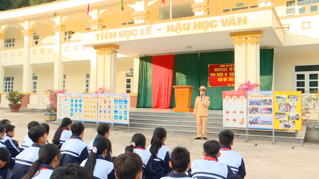 Một giờ ngoại khoá về ATGT của thầy trò Trường THCS Húc Động, huyện Bình Liêu.