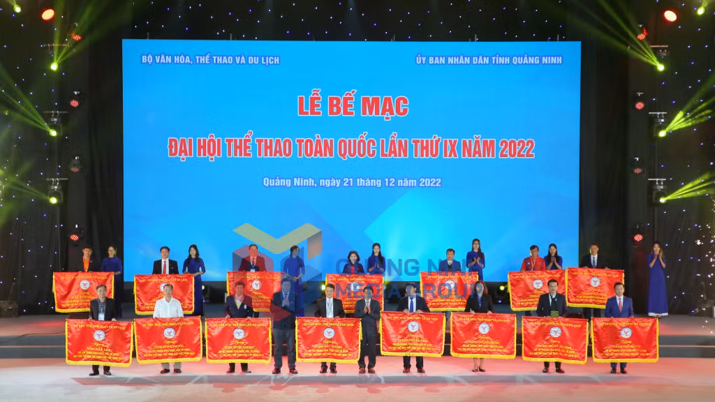 Bộ trưởng Bộ Văn hóa, Thể thao và Du lịch đã tặng thưởng Cờ cho 15 địa phương có thành tích xuất sắc trong công tác tổ chức Đại hội Thể dục thể thao các cấp (12-2022). Ảnh: Minh Hà