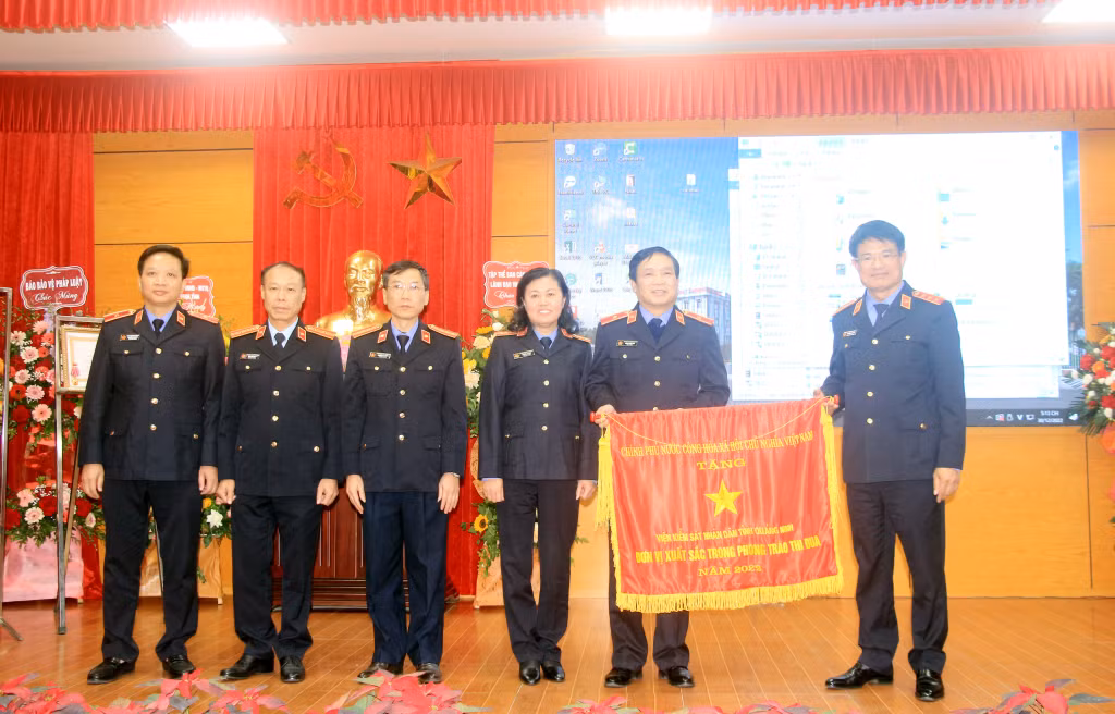 Đồng chí Nguyễn Huy Tiến, Phó Bí thư Ban Cán sự Đảng, Phó Viện trưởng Thường trực Viện Kiểm sát nhân dân tối cao, tặng Cờ thi đua của Viện Kiểm sát nhân dân tối cao cho Viện Kiểm sát nhân dân tỉnh Quảng Ninh.