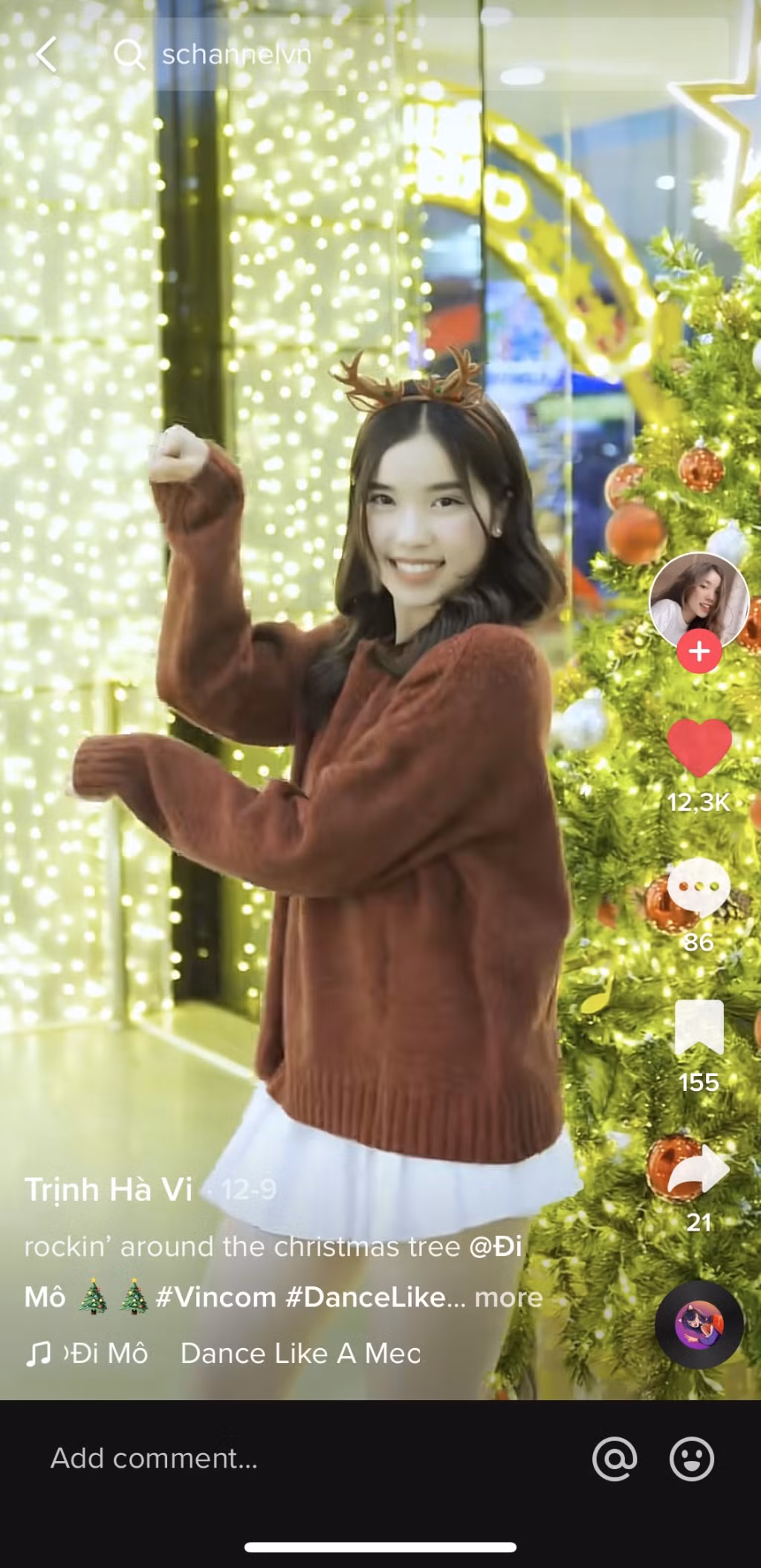 Blogger Trịnh Hà Vi từ Schannel bắt trend #DanceLikeAMeow cực đáng yêu với clip TikTok ngàn tim tại decor ngàn sao Vincom Center Bà Triệu.