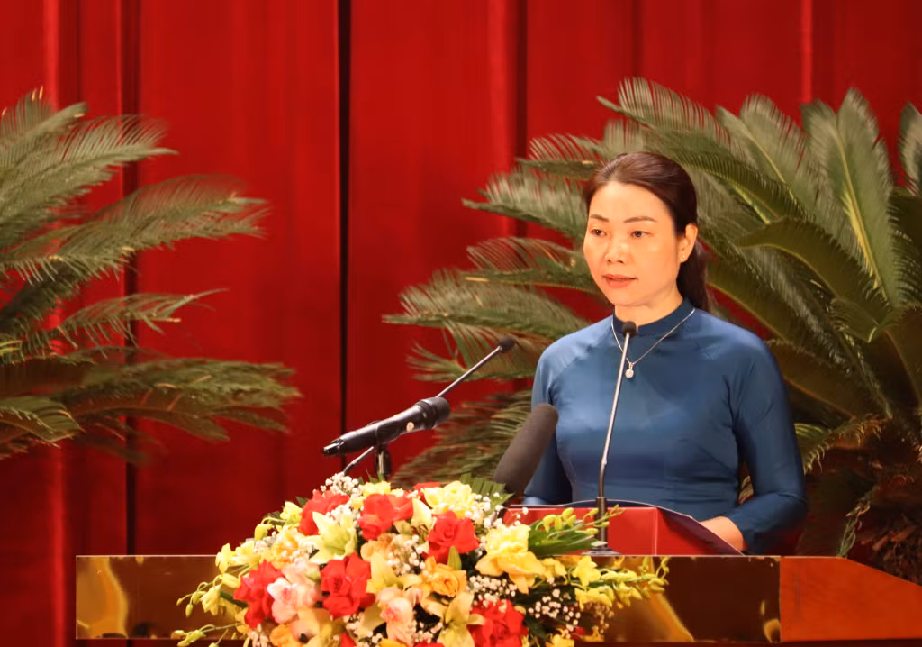 Giám đốc Sở Giáo dục và Đào tạo (GD&amp;ĐT) Nguyễn Thị Thúy trình bày tóm tắt các tờ trình lĩnh vực giáo dục và đào tạo.