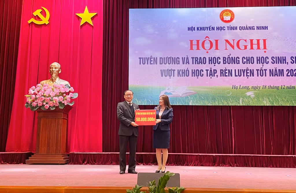 Lãnh đạo Hội Khuyến học tỉnh tiếp nhận tài trợ của doanh nghiệp, nhà hảo tâm cho Quỹ Khuyến học tỉnh.