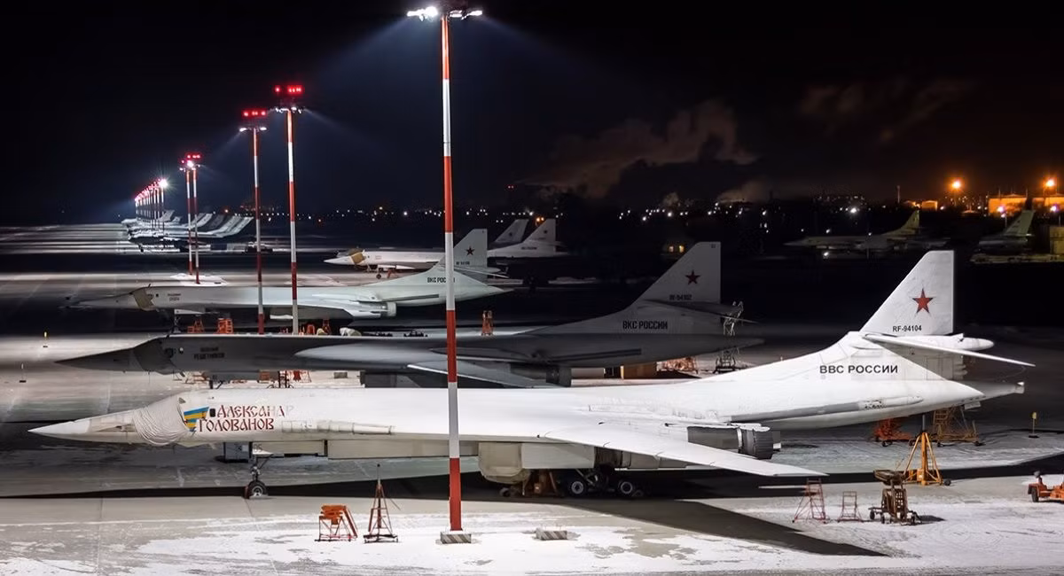 Phi đội Tu-160 tại sân bay Engels Airfield. Ảnh mã nguồn mở
