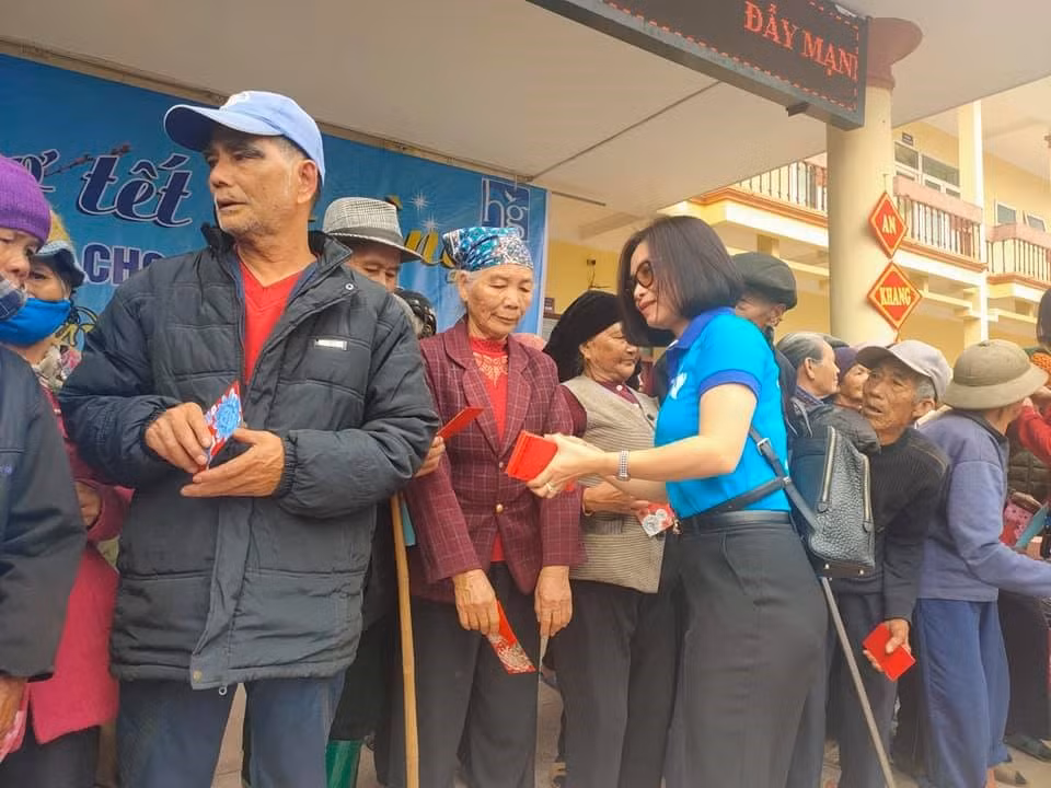 Chị Phạm Thị Hồng Ngân, Phó Chủ nhiệm Câu lạc bộ thiện nguyện Nhân Ái Móng Cái, mừng tuổi các cụ già tại "Chợ Tết 0 đồng" năm 2021.