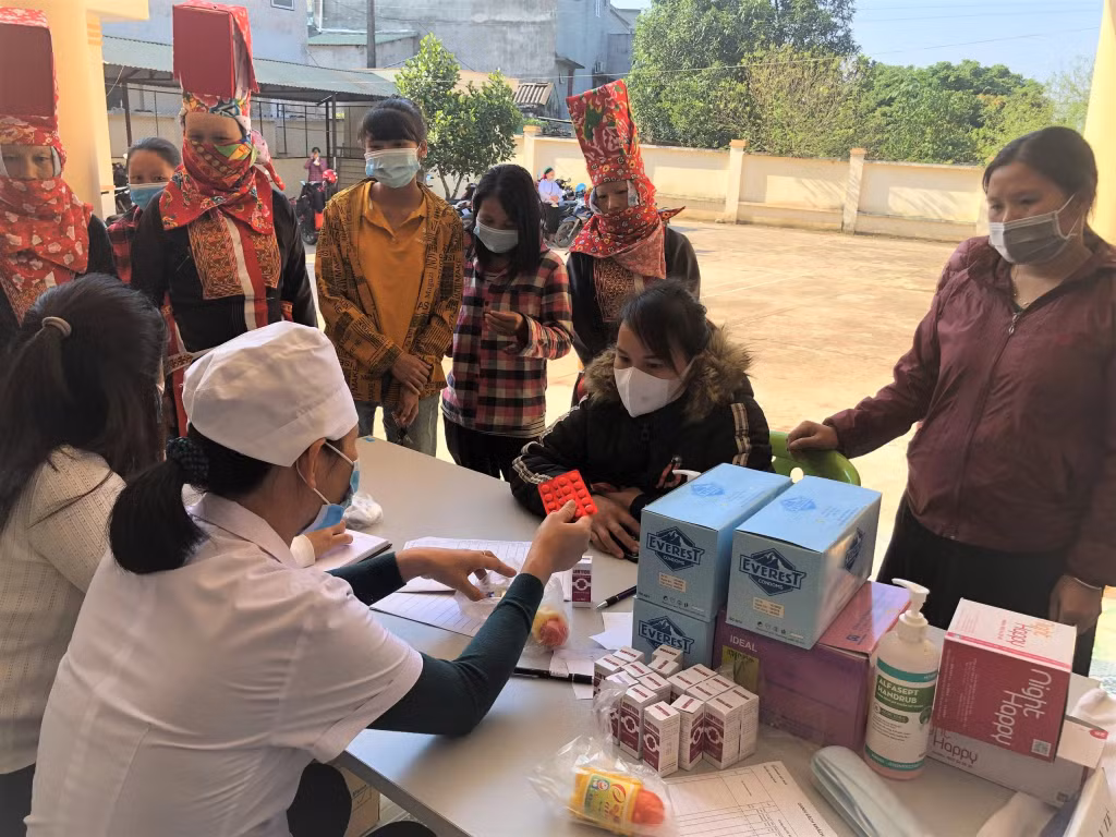 Truyền thông, khám sức khỏe sinh sản và cung cấp các phương tiện tránh thai cho phụ nữ vùng DTTS huyện Bình Liêu.
