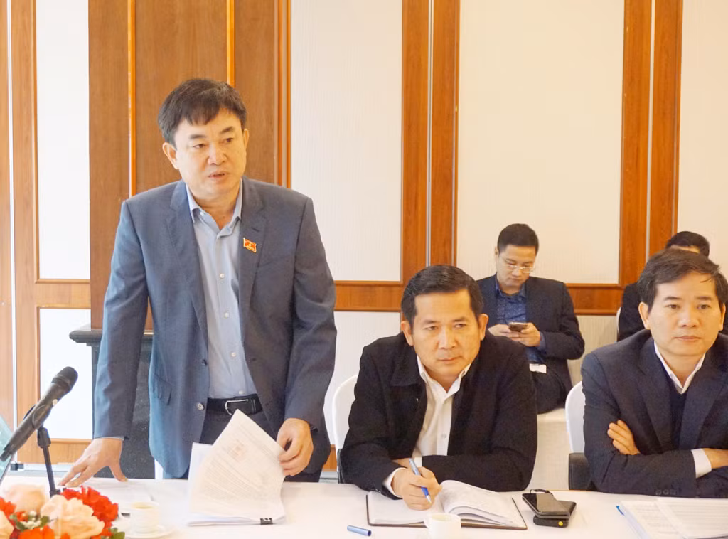 Đồng chí Ngô Hoàng Ngân, Phó Bí thư Thường trực Tỉnh ủy, phát biểu thảo luận tại Tổ số 5.