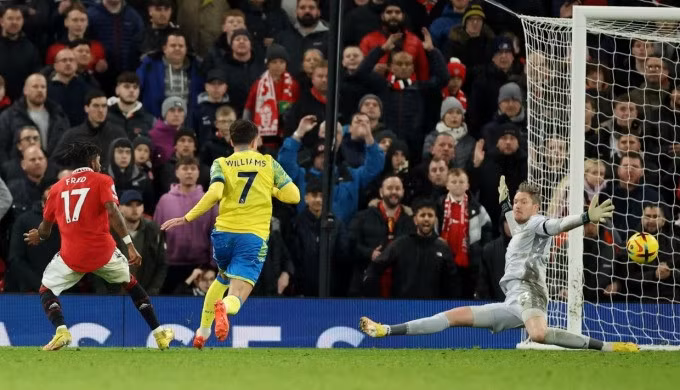 Fred ấn định tỷ số 3-0 cho Man Utd ở cuối trận. Ảnh: Reuters