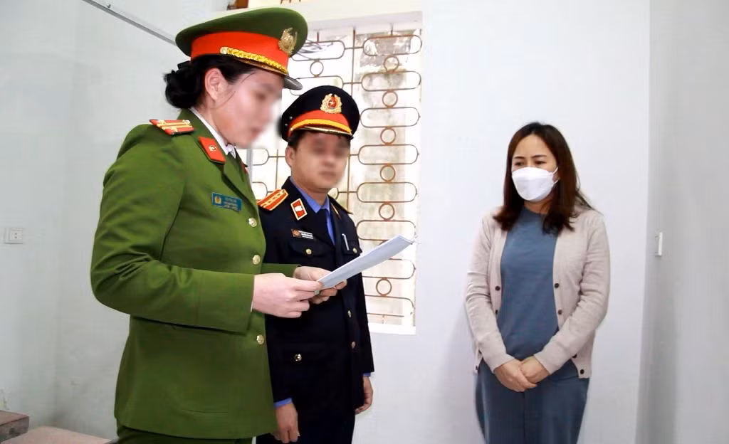 Cơ quan chức năng tiến hành tống đạt quyết định khởi tố, bắt tạm giam đối với bị can Đinh Thị Hòa - Phó Giám đốc Công ty TNHH Lao Base Barite về hành vi “đưa hối lộ”. Ảnh: Văn Hậu