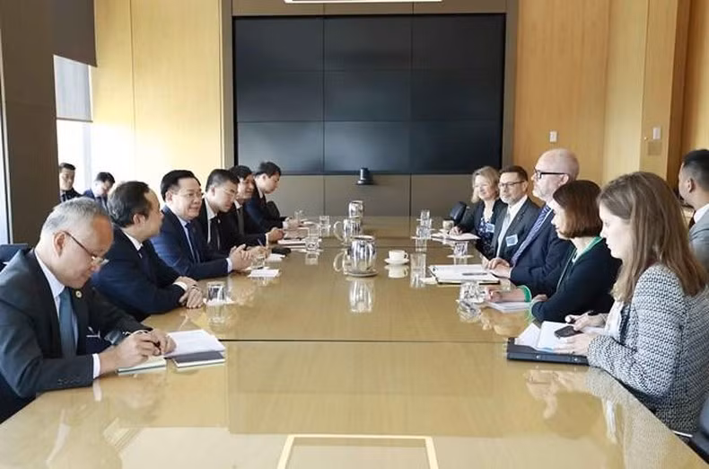 Trong chương trình thăm chính thức Australia, sáng 2/12, tại thành phố Melbourne, Chủ tịch Quốc hội Vương Đình Huệ tiếp Thượng nghị sĩ, đồng Bộ trưởng phụ trách Thương mại và Sản xuất Australia Tims Ayres. (Ảnh: Doãn Tấn/TTXVN)