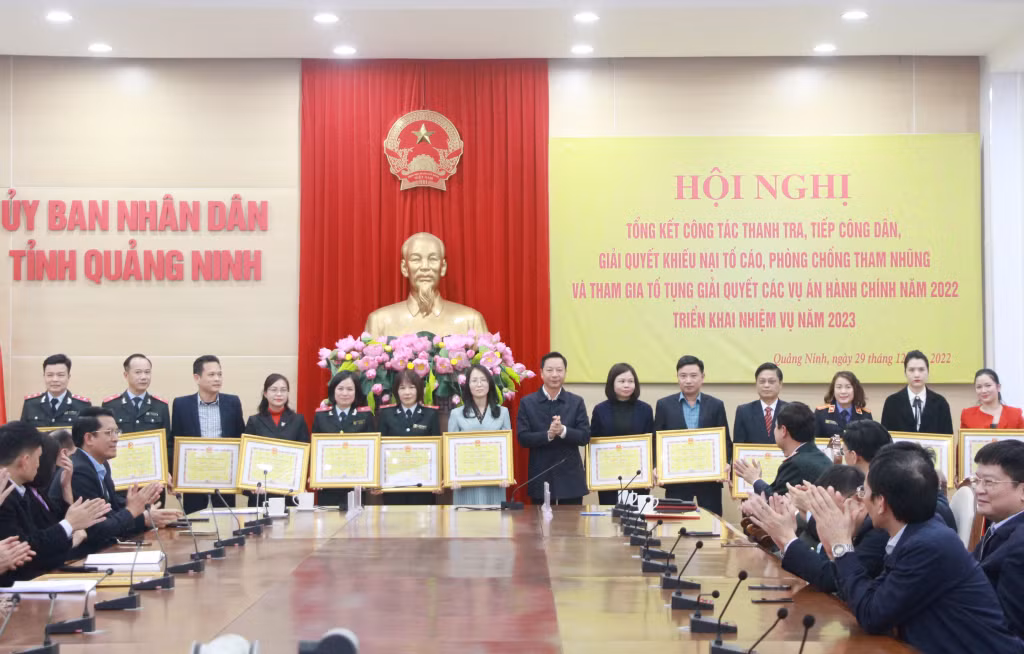 Đồng chí Lê Văn Ánh, Phó Chủ tịch HĐND tỉnh trao Bằng khen của UBND tỉnh cho các cá nhân xuất sắc.
