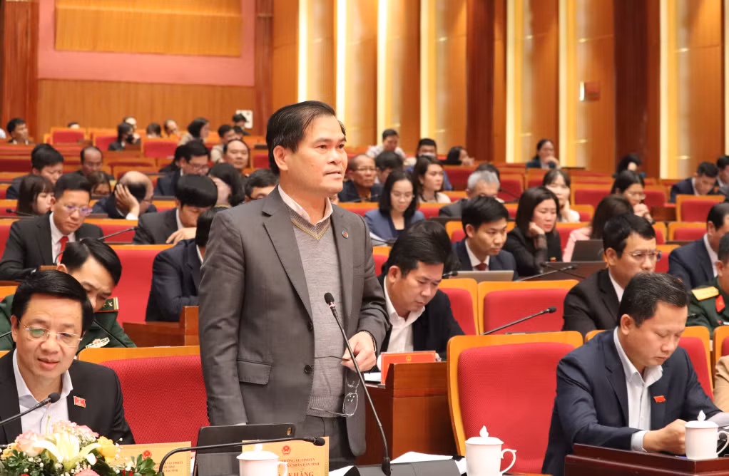 Đồng chí Bùi Văn Khắng, Phó Chủ tịch UBND tỉnh làm rõ thêm phần chất vấn, trả lời chất vấn về thu hút đầu tư FDI.
