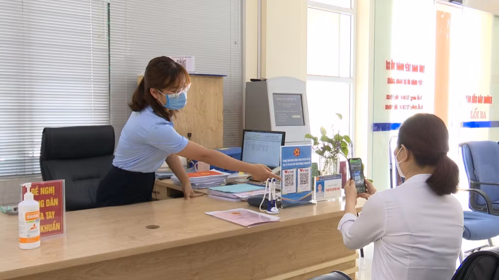 Huyện Hải Hà cũng đang đẩy mạnh thực hiện thanh toán không dùng tiền mặt đối với nhiều dịch vụ công (Trong ảnh: Thanh toán phí dịch vụ công không dùng tiền mặt tại Trung tâm Hành chính công huyện Hải Hà)