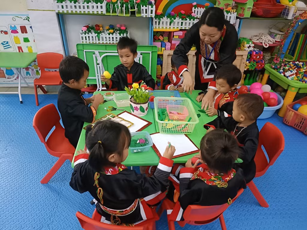 Tiết học của trẻ tại Trường Mầm non Đồng Văn (xã Đồng Văn, huyện Bình Liêu).