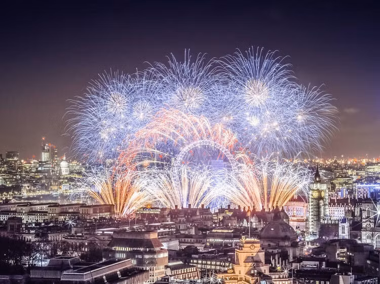 London, Vương quốc Anh: Không có nhiều truyền thống kỳ quặc vào đêm Giao thừa ở London, đơn giản chỉ là một sự kiện lành mạnh và sở hữu những khung cảnh ngoạn mục để chiêm ngưỡng. Mọi người tập trung xếp hàng dọc bờ sông Thames với tầm nhìn ra đường chân trời, trước khi đếm ngược tại Big Ben và bắn pháo hoa quanh London Eye. Ảnh: Time Out.