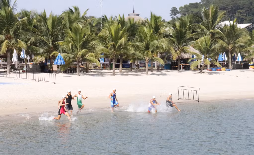 Các vận động nam khẩn trương tranh tài ở nội dung thi bơi 750m trong tổ hợp (bơi, đạp xe, chạy).
