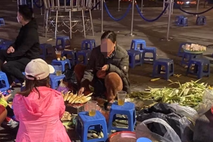 Quán vỉa hè thu 80.000 đồng cho một củ khoai nướng được thực khách phản ánh (Ảnh: Đ.G)