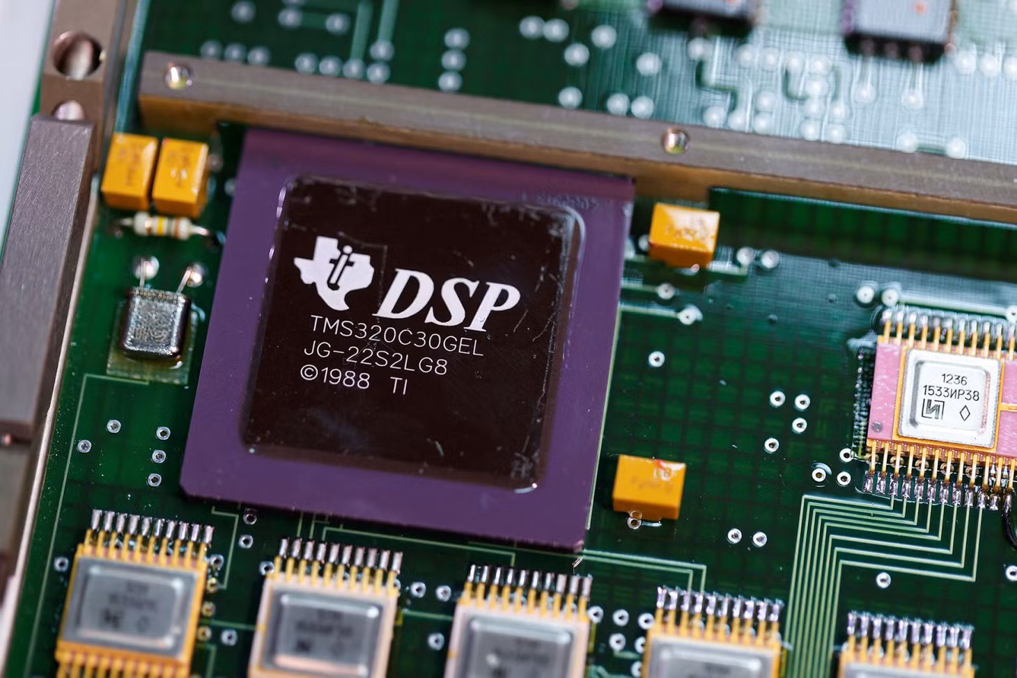 Một con chip của Texas Instruments trên bảng mạch tên lửa 9M727 của Nga. Ảnh: Reuters