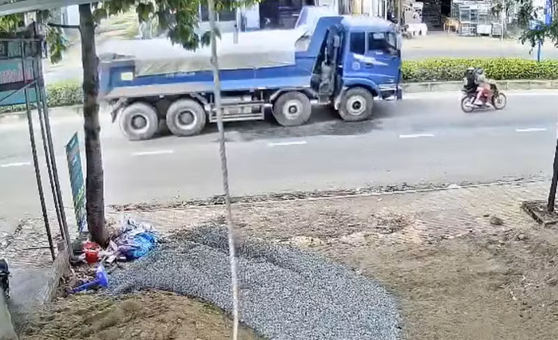 Xe máy chuyển sang phần đường bên trái khi xe ôtô cùng chiều chạy từ phía sau đến.