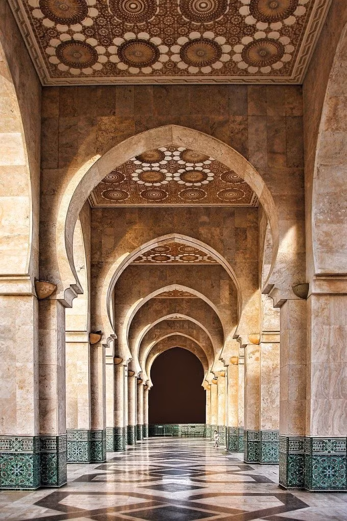 Bên trong thánh đường Hồi giáo Mosque Hassan II tại Casablanca.