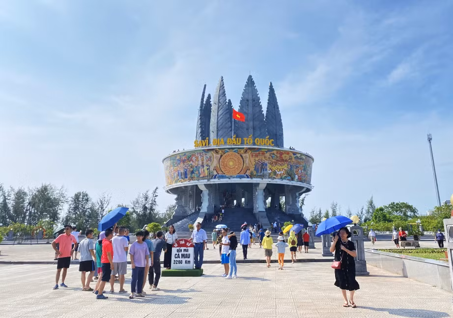 Cụm thông tin cổ động biên giới Sa Vĩ (TP Móng Cái) thu hút đông du khách đến tham quan.