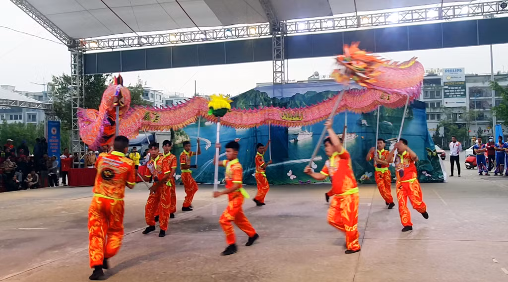 Tiết mục biểu diễn mô phỏng truyền thuyết về rồng Hạ Long của đoàn Quảng Ninh.