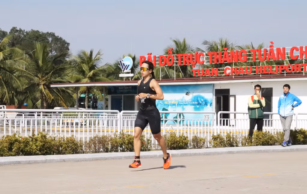 Vận động viên Nguyễn Thị Trà My, đoàn Hậu Giang thể hiện được phong độ tốt với những bước chạy vững chắc để rút ngắn khoảng cách với vận động viên phía trước.