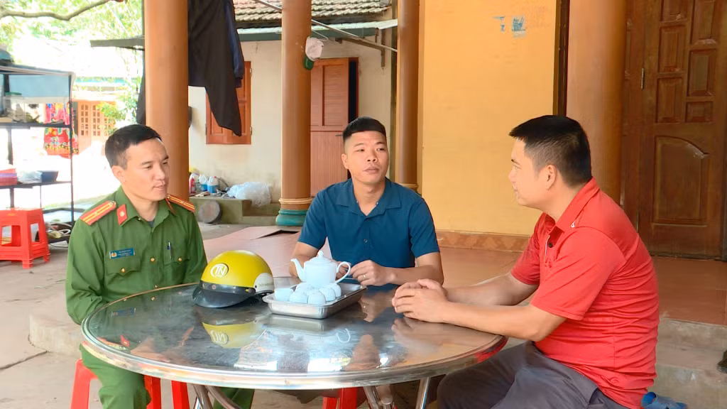 Cán bộ công an xã và bí thư chi bộ,trưởng thôn tuyên truyền, hướng dẫn người dân những quy định để tham gia giao thông an toàn.