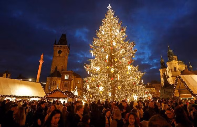 Người dân Prague, Cộng hòa Czech đi chợ Giáng Sinh. Ảnh: Reuters