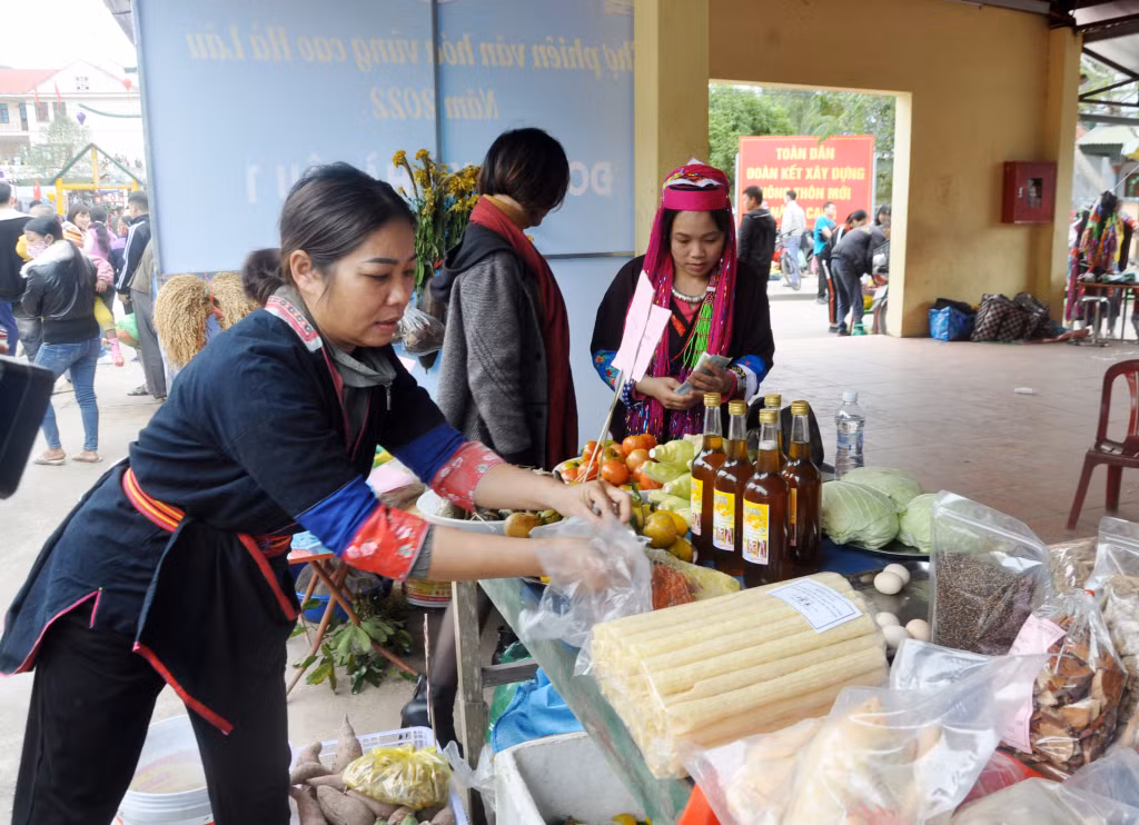 Các gian hàng tại chợ phiên chủ yếu bán những sản phẩm do bà con tự làm ra.