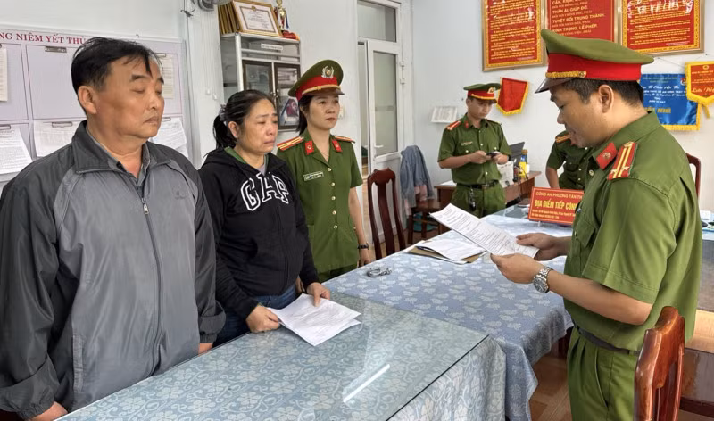 Cơ quan điều tra tống đạt các quyết định đối với vợ chồng Hoàng và Nguyên.